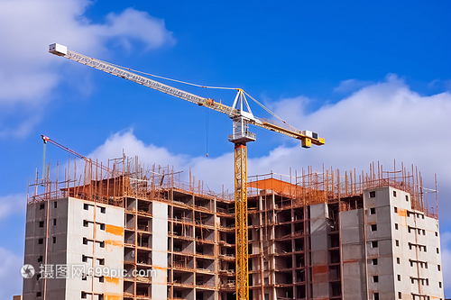 公寓施工現(xiàn)場(chǎng)建筑勞務(wù)分包 模式、管理與優(yōu)化路徑